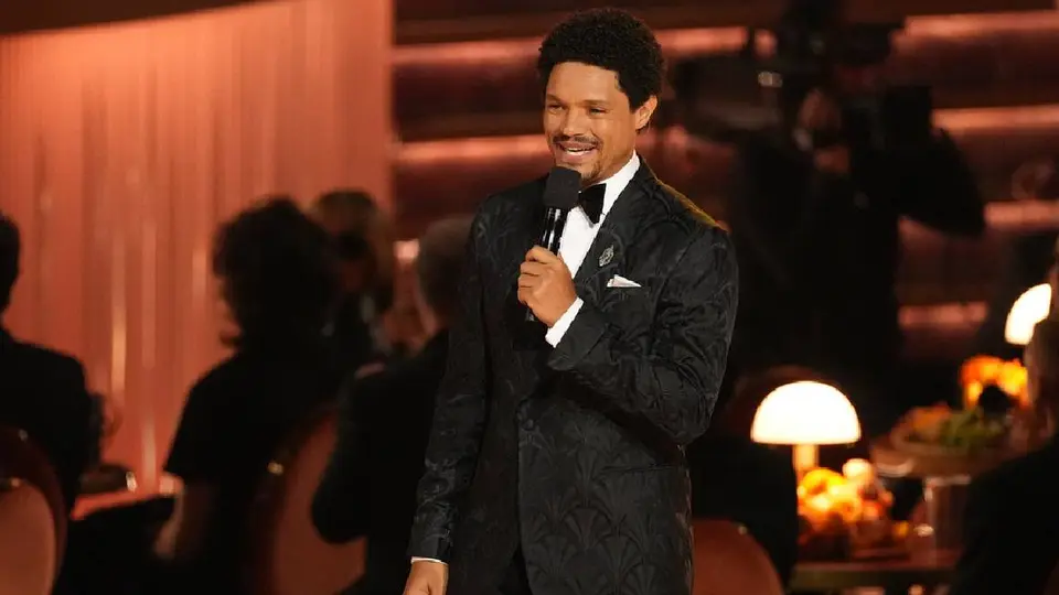 El presentador de los Grammys Trevor Noah lanzó una broma contra Donald Trump/AP