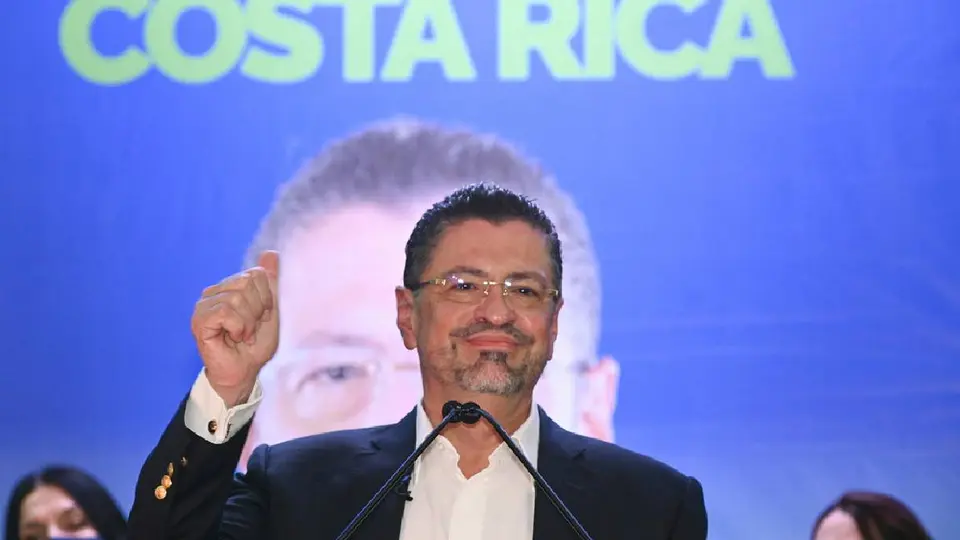 Laura Fernández llega para suceder en la presidencia a Rodrigo Chaves/AP