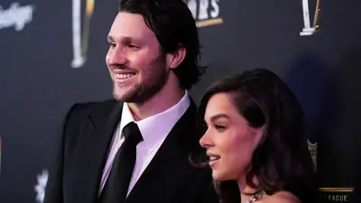 Josh Allen y Hailee Steinfeld presumen el nacimiento su  hijo