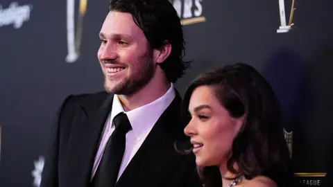 Josh Allen y Hailee Steinfeld presumen el nacimiento su  hijo