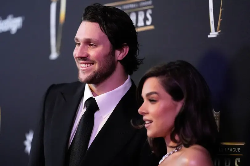Hailee Steinfeld y Josh Allen | AP