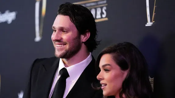 Josh Allen y Hailee Steinfeld presumen el nacimiento su  hijo