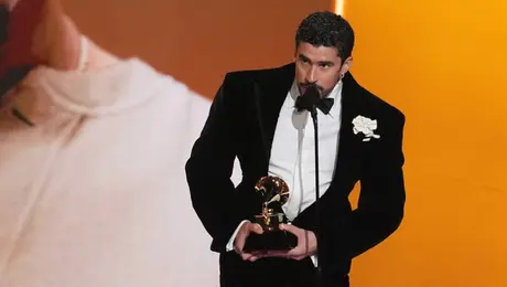 VIDEO “Fuera ICE”: Bad Bunny lanza duro mensaje en los Grammys 2026