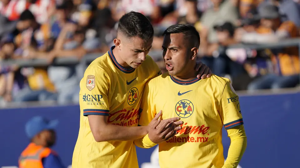 Álvaro Fidalgo y Érick Sánchez durante un compromiso de América | IMAGO 7