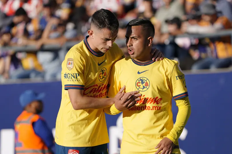 Álvaro Fidalgo y Érick Sánchez durante un compromiso de América | IMAGO 7