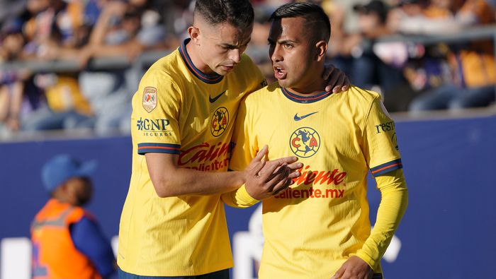 Álvaro Fidalgo y Érick Sánchez durante un compromiso de América | IMAGO 7