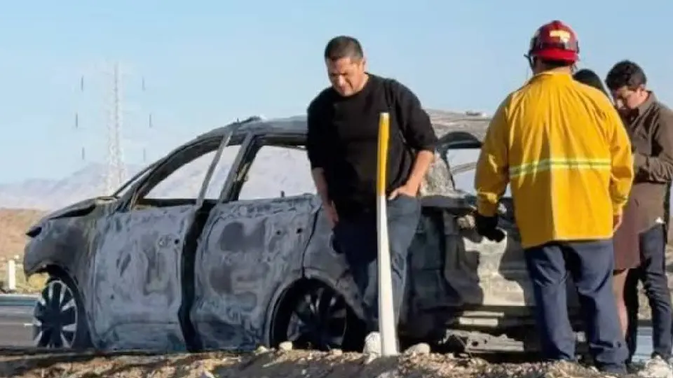 La camioneta en la que viajaban los influencers fue consumida por el fuego/X: @AhoraMex