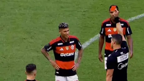 Árbitro realiza inédita expulsión en partido entre Flamengo y Corinthians