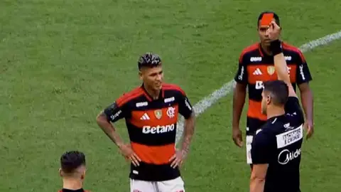 Árbitro realiza inédita expulsión en partido entre Flamengo y Corinthians