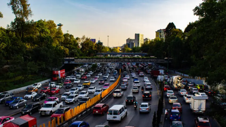 La restricción vehicular busca reducir los niveles de contaminación en el Valle de México./ Pixabay