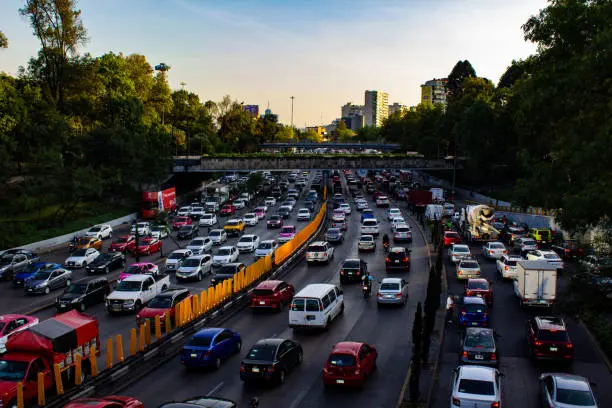 La restricción vehicular busca reducir los niveles de contaminación en el Valle de México./ Pixabay
