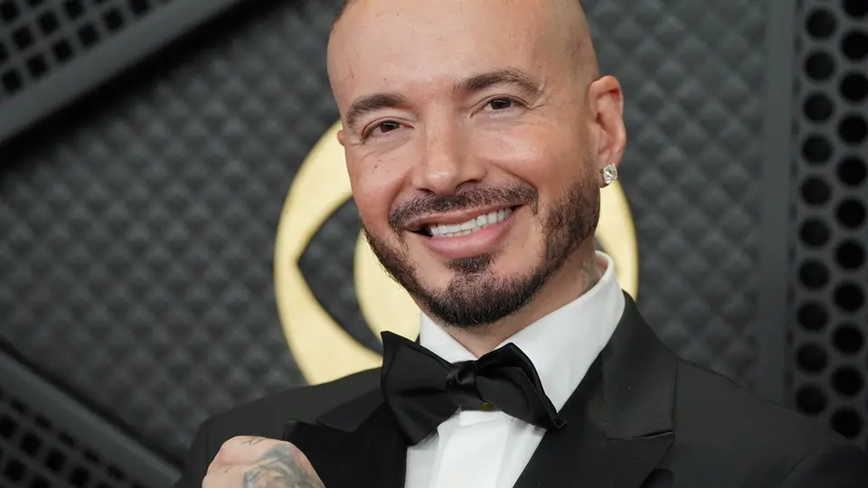 J Balvin durante la ceremonia de los Grammys en Los Angeles | AP