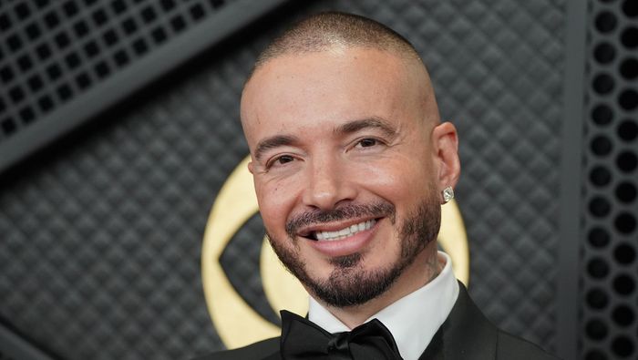 J Balvin durante la ceremonia de los Grammys en Los Angeles | AP