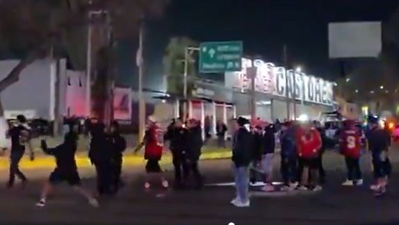La violencia empaña el Puebla vs Toluca con pelea entre aficionados a las afueras del Cuauhtémoc
