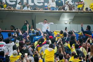 Fidalgo en las tribunas del Estadio Ciudad de los Deportes con la afición de América en el marco del juego ante Necaxa | IMAGO 7