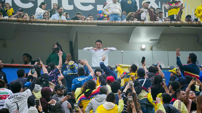 Fidalgo en las tribunas del Estadio Ciudad de los Deportes con la afición de América en el marco del juego ante Necaxa | IMAGO 7