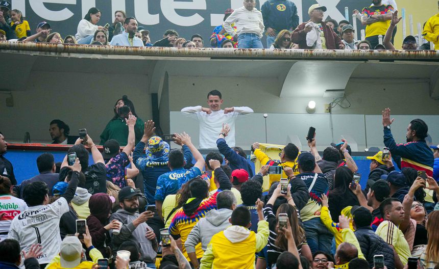 Fidalgo en las tribunas del Estadio Ciudad de los Deportes con la afición de América en el marco del juego ante Necaxa | IMAGO 7