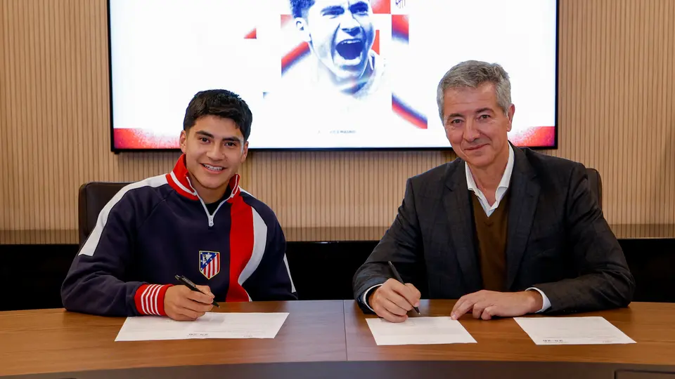 Obed Vargas firmando su contrato con el Atleti | X: @Atleti