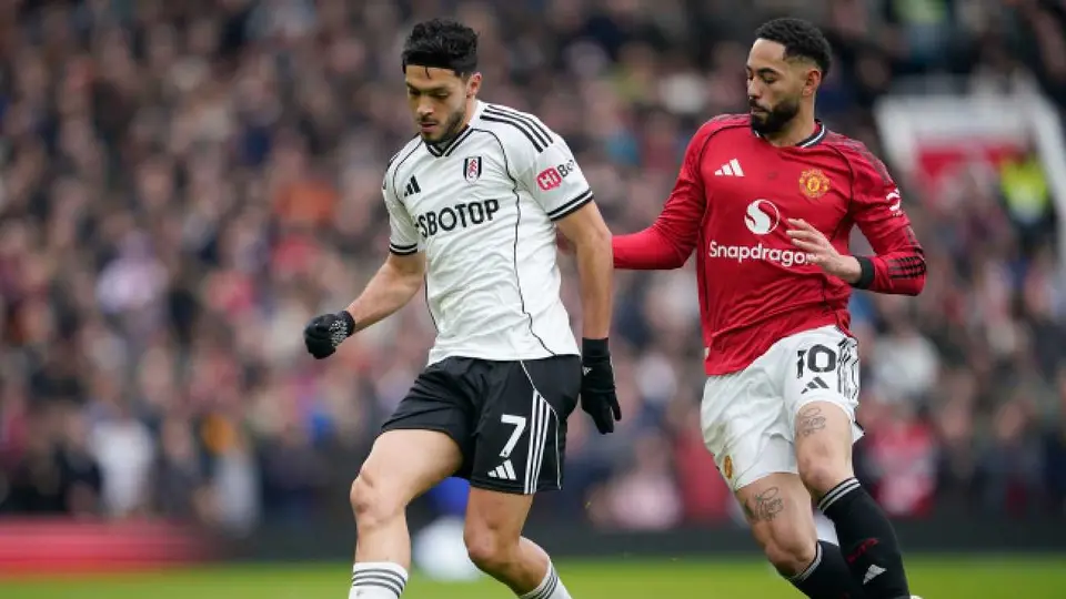 Raúl Jiménez en duelo en Old Trafford l AP