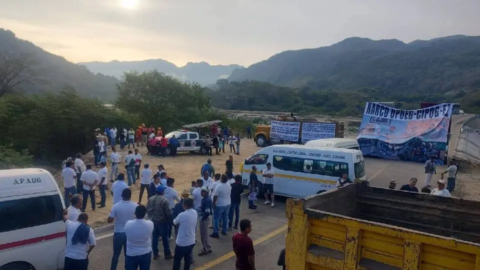 Los manifestantes exigen que el gobierno federal acabe con las autodefensas/X: @Vicente_Galvez