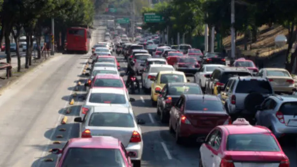 Los autos con holograma 1 y 2 deben respetar el Hoy No Circula en el horario establecido./ Pixabay