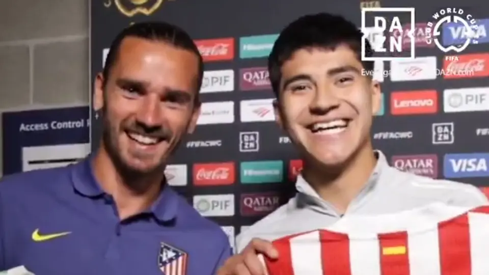 Griezmann y Vargas intercambiando camisetas en el Mundial de Clubes | Captura de X