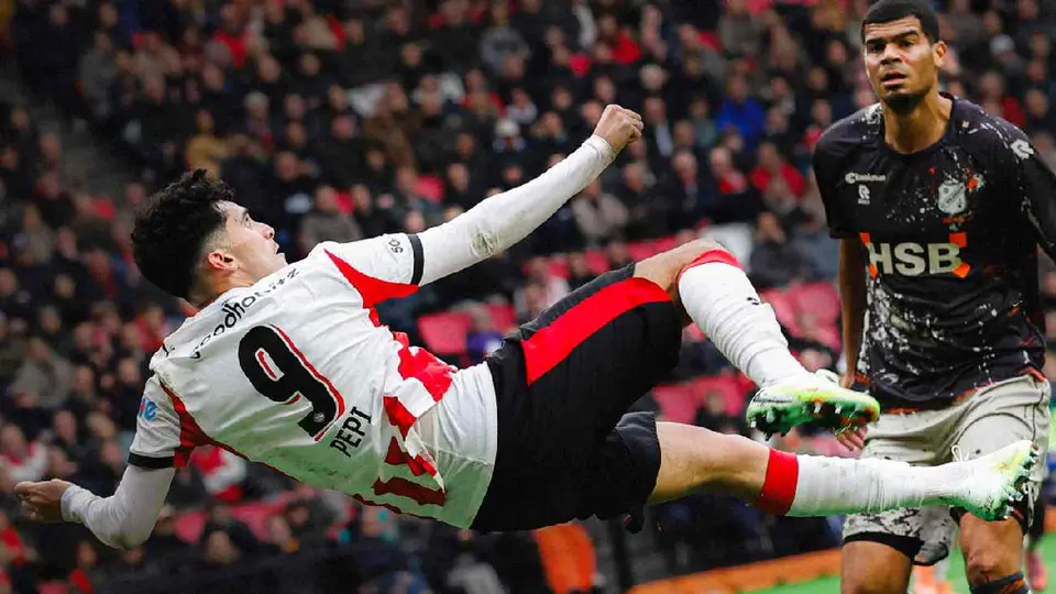 Ricardo Pepi en jugada con el PSV l X:PSV