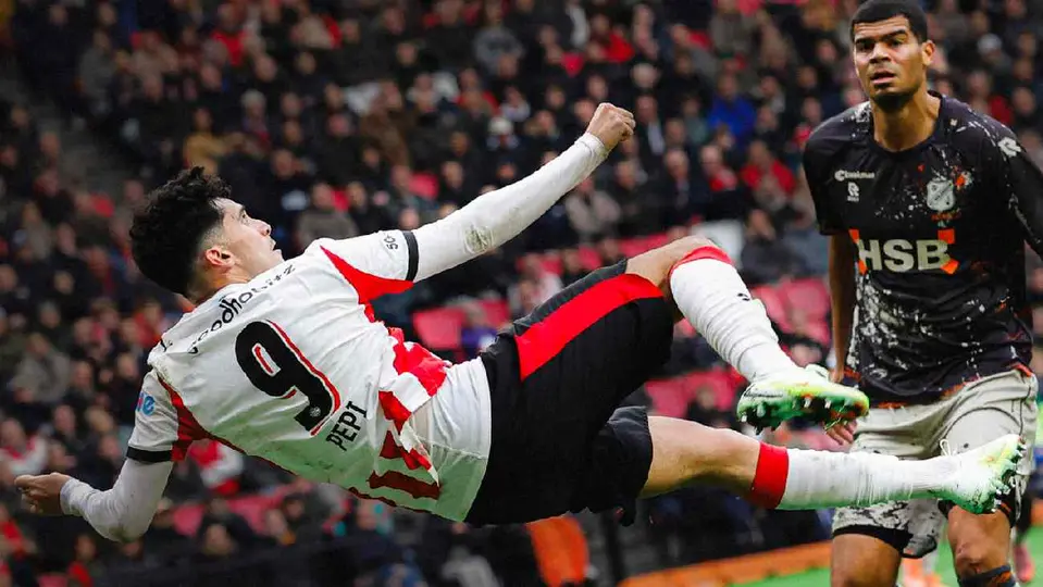 Ricardo Pepi en jugada con el PSV l X:PSV