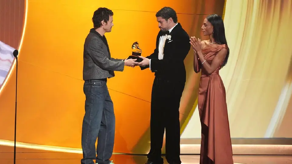 Bad Bunny recibió el premio a Mejor Álbum del Año de manos de Harry Styles/AP