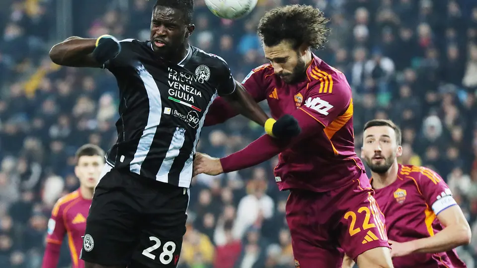 Disputa del balón entre jugadores de Udinese y la Roma l AP
