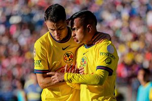 Álvaro Fidalgo y Érick Sánchez durante un partido de América | MEXSPORT