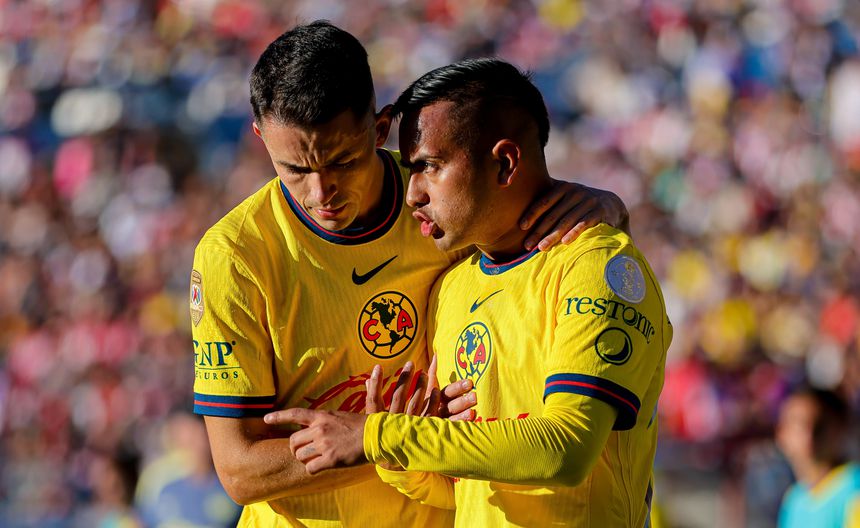 Álvaro Fidalgo y Érick Sánchez durante un partido de América | MEXSPORT