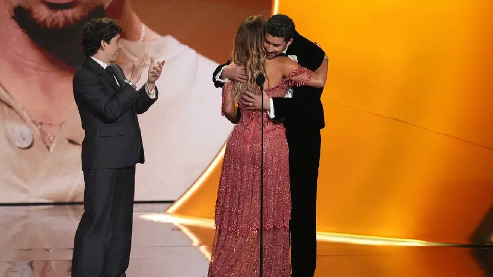 Karol G abrazó efusivamente a Bad Bunny luego de su discurso/AP