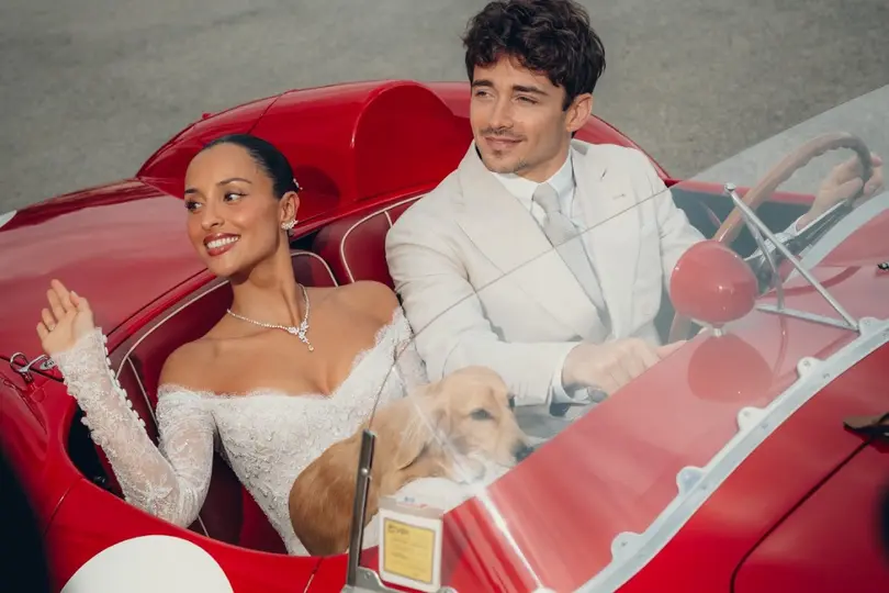Leclerc, Alexandra y su perro Leo en la boda | X: @Charles_Leclerc