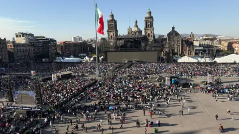 Desde muy temprano la gente comenzó a llegar a la plancha del Zócalo para agarrar buen lugar/Gina Sánchez