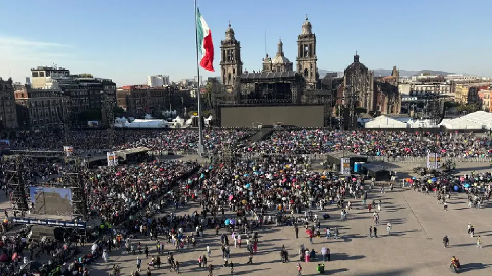 Desde muy temprano la gente comenzó a llegar a la plancha del Zócalo para agarrar buen lugar/Gina Sánchez