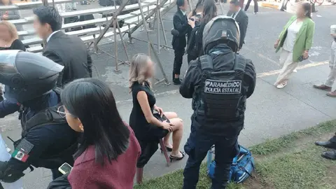 El reporte es de 18 alumnos lesionados, varios de ellos trasladados al hospital/X: @RaulGtzNR
