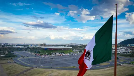 Leyendas de Barça y Real Madrid envían mensaje de unidad y esperanza en Guadalajara