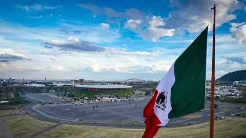 Leyendas de Barça y Real Madrid envían mensaje de unidad y esperanza en Guadalajara