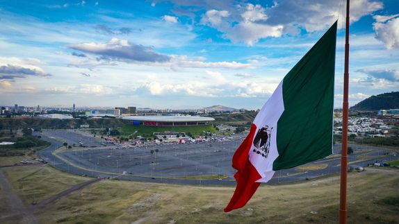 Leyendas de Barça y Real Madrid envían mensaje de unidad y esperanza en Guadalajara