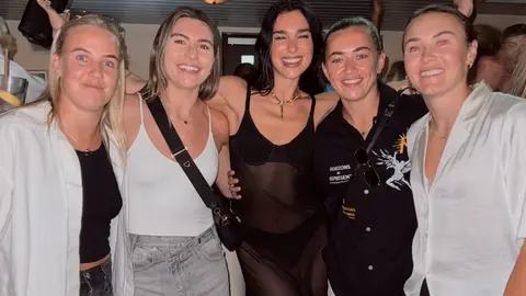 Dua Lipa con parte del equipo femenil del Arsenal | Arsenal Femenil