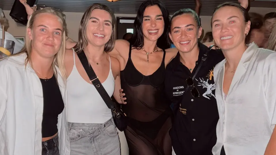 Dua Lipa con parte del equipo femenil del Arsenal | Arsenal Femenil