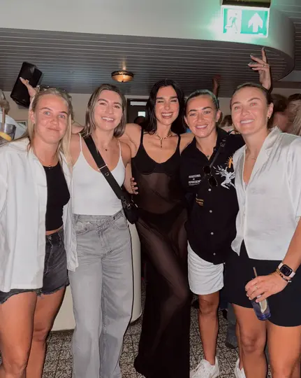 Dua Lipa con parte del equipo femenil del Arsenal | Arsenal Femenil