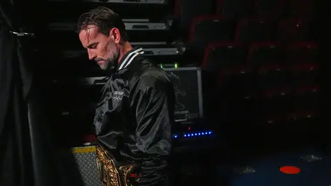 CM Punk defendió su título con éxito ante Fin Bálor | wwe.com