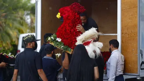 Coronas y arreglos florales fueron llevados al cementerio como parte del último adiós en el Recinto de la Paz./ x:@rfsonora