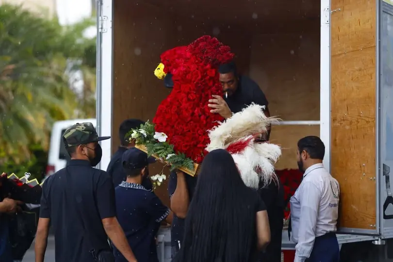 Coronas y arreglos florales fueron llevados al cementerio como parte del último adiós en el Recinto de la Paz./ x:@rfsonora