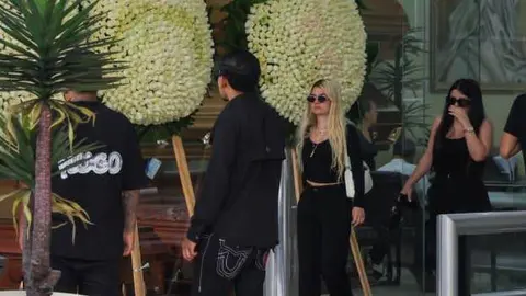 Laisha Michelle, identificada como hija de “El Mencho”, arribó al lugar junto a su esposo en una camioneta tipo Jeep./ X@KtzalSiegfried
