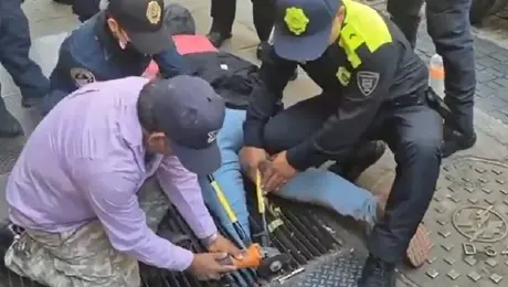 VIDEO: Mujer queda atorada en rejilla cerca del Zócalo previo a concierto de Shakira