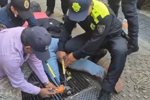 VIDEO: Mujer queda atorada en rejilla cerca del Zócalo previo a concierto de Shakira