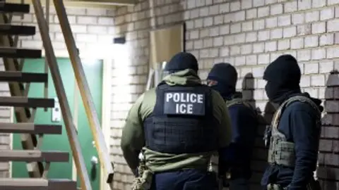 Muere migrante mexicano bajo custodia de ICE en California; SRE exige investigación